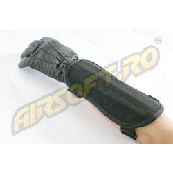 FOREARM PROTECTION SET WITH METAL INSERT